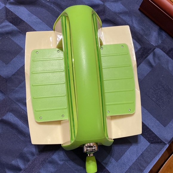 Provo Craft “Cuttlebug” Die Cutter & Embossing Machine - Picture 8 of 8